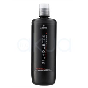 Laca Silhouette pump spray fijacion extrafuerte 1000ml. Tiene una forma cilíndrica alargada, típica de envases para aerosoles o spray de cabello. Su color predominante es el negro mate, y presenta detalles en blanco y rojo en el texto impresos en la etiqueta. El tapón es translúcido, permitiendo ver el dosificador debajo.