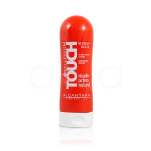 Gel activador rizos Millenium Touch Alcantara 300ml. Forma cilíndrica y vertical, con extremos redondeados y una base ligeramente más ancha que el resto del cuerpo. El color predominante es el rojo vibrante y brillante, mientras que la base y el dosificador son blancos. En la etiqueta, el texto y detalles gráficos aparecen principalmente en blanco. H2o Akua
