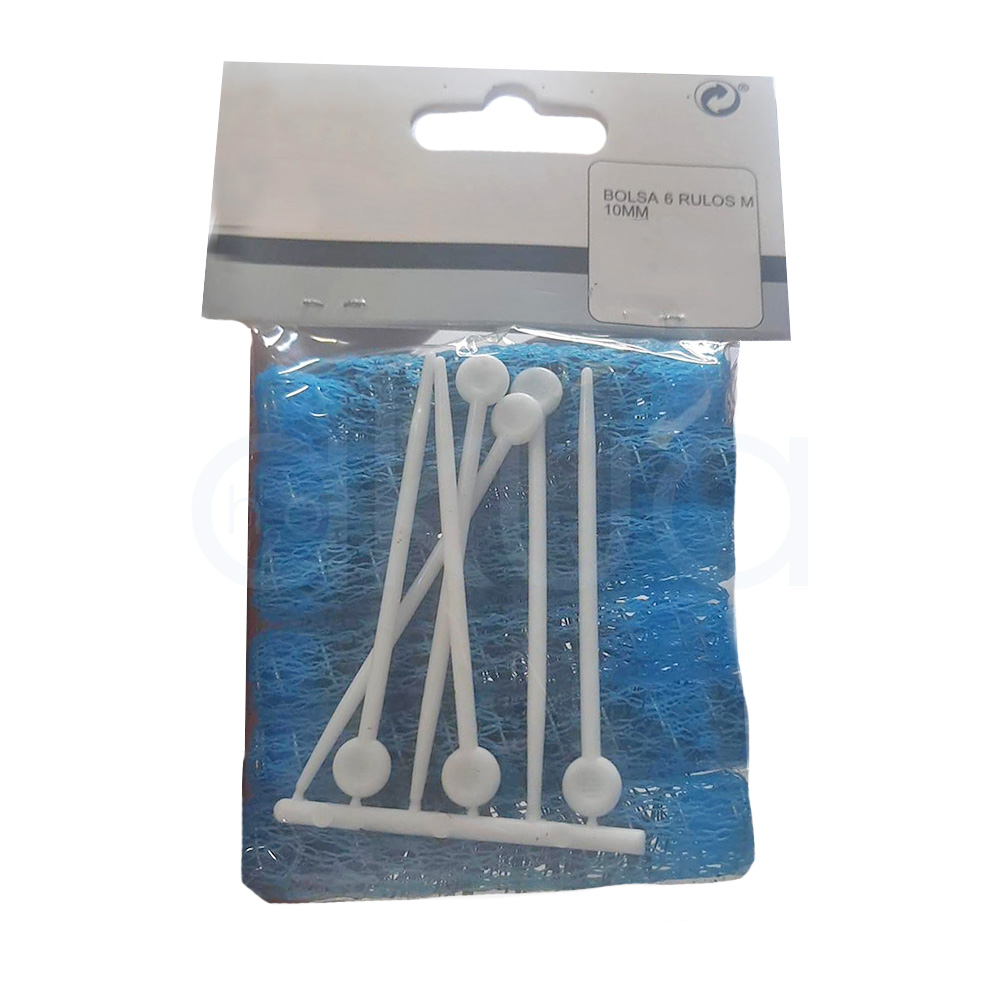 Rulo frances azul 10mm con pinchito paquete 6 unidades 07333. Objeto cilíndrico de color negro cubierto por una malla de plástico flexible de color azul intenso. Esta malla tiene una estructura entrelazada y deja ver el interior parcialmente. En el centro se observan varias cerdas negras rígidas, que sobresalen a través de la malla azul. El objeto tiene el aspecto de un rulo para el cabello o un cilindro para fijación capilar, usado habitualmente en peluquería para dar forma y volumen al pelo.