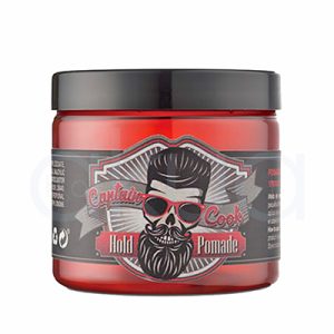 Pomada fijacion fuerte Captain Cook 200ml El envase es cilíndrico, de plástico traslúcido rojo, con tapa negra y etiqueta vintage que incluye el logotipo de barbero clásico de la marca. H2o Akua