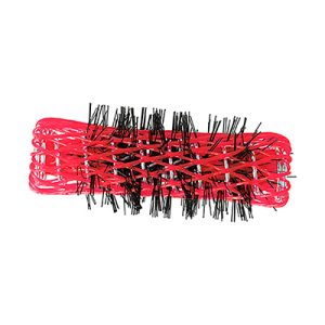 Rulo frances rojo 13mm con pinchito paquete 6 unidades 07363. Objeto cilíndrico de color negro cubierto por una malla de plástico flexible de color rojol intenso. Esta malla tiene una estructura entrelazada y deja ver el interior parcialmente. En el centro se observan varias cerdas negras rígidas, que sobresalen a través de la malla roja. El objeto tiene el aspecto de un rulo para el cabello o un cilindro para fijación capilar, usado habitualmente en peluquería para dar forma y volumen al pelo. H2o Akua