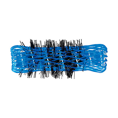 Rulo frances azul 16mm con pinchito paquete 6 unidades 07764. Objeto cilíndrico de color negro cubierto por una malla de plástico flexible de color azul intenso. Esta malla tiene una estructura entrelazada y deja ver el interior parcialmente. En el centro se observan varias cerdas negras rígidas, que sobresalen a través de la malla azul. El objeto tiene el aspecto de un rulo para el cabello o un cilindro para fijación capilar, usado habitualmente en peluquería para dar forma y volumen al pelo. H2o Akua