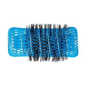 Rulo frances azul 28mm con pinchito paquete 6 unidades 07767. Objeto cilíndrico de color negro cubierto por una malla de plástico flexible de color azul intenso. Esta malla tiene una estructura entrelazada y deja ver el interior parcialmente. En el centro se observan varias cerdas negras rígidas, que sobresalen a través de la malla azul. El objeto tiene el aspecto de un rulo para el cabello o un cilindro para fijación capilar, usado habitualmente en peluquería para dar forma y volumen al pelo. H2o Akua