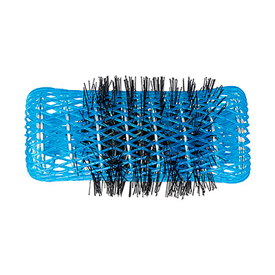 Rulo frances azul 28mm con pinchito paquete 6 unidades 07767. Objeto cilíndrico de color negro cubierto por una malla de plástico flexible de color azul intenso. Esta malla tiene una estructura entrelazada y deja ver el interior parcialmente. En el centro se observan varias cerdas negras rígidas, que sobresalen a través de la malla azul. El objeto tiene el aspecto de un rulo para el cabello o un cilindro para fijación capilar, usado habitualmente en peluquería para dar forma y volumen al pelo. H2o Akua