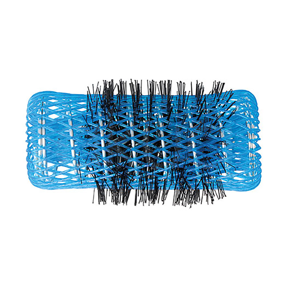 Rulo frances azul 28mm con pinchito paquete 6 unidades 07767. Objeto cilíndrico de color negro cubierto por una malla de plástico flexible de color azul intenso. Esta malla tiene una estructura entrelazada y deja ver el interior parcialmente. En el centro se observan varias cerdas negras rígidas, que sobresalen a través de la malla azul. El objeto tiene el aspecto de un rulo para el cabello o un cilindro para fijación capilar, usado habitualmente en peluquería para dar forma y volumen al pelo. H2o Akua