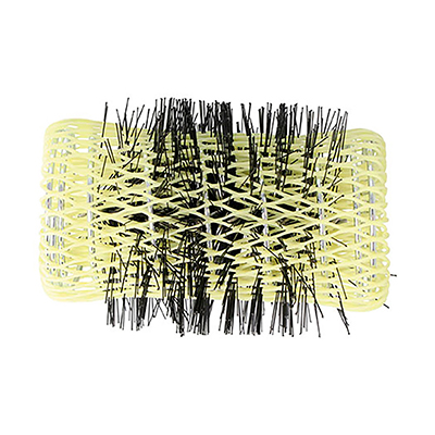 Rulo frances amarillo 32mm con pinchito 6 unidades 07768. Objeto cilíndrico de color negro cubierto por una malla de plástico flexible de color amarillo intenso. Esta malla tiene una estructura entrelazada y deja ver el interior parcialmente. En el centro se observan varias cerdas negras rígidas, que sobresalen a través de la malla amarilla. El objeto tiene el aspecto de un rulo para el cabello o un cilindro para fijación capilar, usado habitualmente en peluquería para dar forma y volumen al pelo. H2o Akua