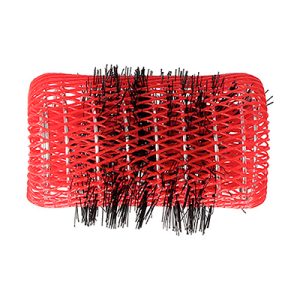 Rulo frances rojo 36mm con pinchito paquete 6 unidades 07769. Objeto cilíndrico de color negro cubierto por una malla de plástico flexible de color rojol intenso. Esta malla tiene una estructura entrelazada y deja ver el interior parcialmente. En el centro se observan varias cerdas negras rígidas, que sobresalen a través de la malla roja. El objeto tiene el aspecto de un rulo para el cabello o un cilindro para fijación capilar, usado habitualmente en peluquería para dar forma y volumen al pelo. H2o Akua