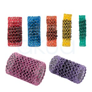 Rulo frances bolsa 12 unidades H2oAkua Outlet. Muestra diferentes rulos o bigudíes para el cabello, también conocidos como rulos de malla o rulos de red. Son cilindros huecos fabricados en plástico, recubiertos por una malla del mismo material, con distintas combinaciones de colores vívidos: rojo, azul, naranja, amarillo, verde, rosa y morado.