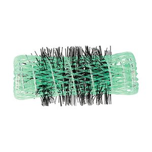 Rulo frances verde 20mm con pinchito paquete 6 unidades 07765. Objeto cilíndrico de color negro cubierto por una malla de plástico flexible de color verde intenso. Esta malla tiene una estructura entrelazada y deja ver el interior parcialmente. En el centro se observan varias cerdas negras rígidas, que sobresalen a través de la malla rosa. El objeto tiene el aspecto de un rulo para el cabello o un cilindro para fijación capilar, usado habitualmente en peluquería para dar forma y volumen al pelo. H2o Akua