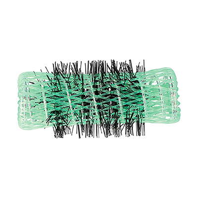 Rulo frances verde 20mm con pinchito paquete 6 unidades 07765. Objeto cilíndrico de color negro cubierto por una malla de plástico flexible de color verde intenso. Esta malla tiene una estructura entrelazada y deja ver el interior parcialmente. En el centro se observan varias cerdas negras rígidas, que sobresalen a través de la malla rosa. El objeto tiene el aspecto de un rulo para el cabello o un cilindro para fijación capilar, usado habitualmente en peluquería para dar forma y volumen al pelo. H2o Akua