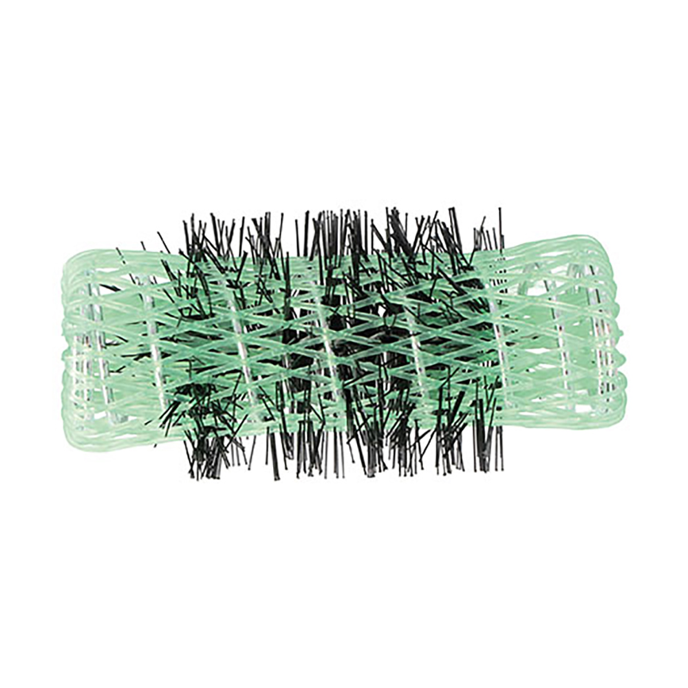 Rulo frances verde 20mm con pinchito paquete 6 unidades 07765. Objeto cilíndrico de color negro cubierto por una malla de plástico flexible de color verde intenso. Esta malla tiene una estructura entrelazada y deja ver el interior parcialmente. En el centro se observan varias cerdas negras rígidas, que sobresalen a través de la malla rosa. El objeto tiene el aspecto de un rulo para el cabello o un cilindro para fijación capilar, usado habitualmente en peluquería para dar forma y volumen al pelo. H2o Akua