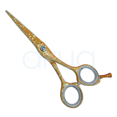 Tijera 5.5 japonesa Eskuto H2oAkua. Tijera profesional de corte para peluquería, con acabado dorado moteado (dorado con puntos claros). Cuenta con diseño ergonómico offset (asimétrico), apoyadedos fijo y anillos suaves