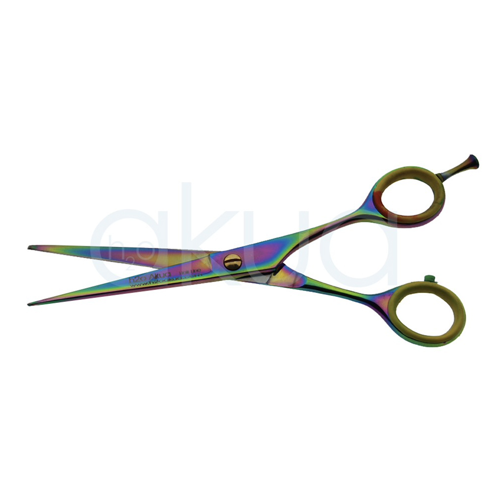 Tijera 5´5 multicolor H20Akua Outlet. Tijeras de corte profesionales para peluquería con acabado arco iris o "rainbow". Tienen diseño ergonómico con tornillo central ajustable, apoya-dedos fijo y los anillos de agarre recubiertos. El color iridiscente es resultado de un recubrimiento de titanio, típico de modelos premium y de alto rendimiento.