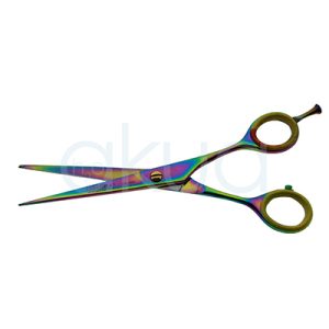 Tijera 6 multicolor H20Akua Outlet. Tijeras de corte profesionales para peluquería con acabado arco iris o "rainbow". Tienen diseño ergonómico con tornillo central ajustable, apoya-dedos fijo y los anillos de agarre recubiertos. El color iridiscente es resultado de un recubrimiento de titanio, típico de modelos premium y de alto rendimiento.