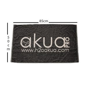 Toalla algodón 50X85cm H2oAkua. toalla rectangular de color negro, con el logotipo y la dirección web de la marca Akua Pro bordados en color blanco en el centro. El texto visible sobre la toalla dice “akua PRO www.h2oakua.com” y destaca la estética profesional y corporativa del producto, pensado probablemente para uso en salones de belleza, peluquerías o spas.