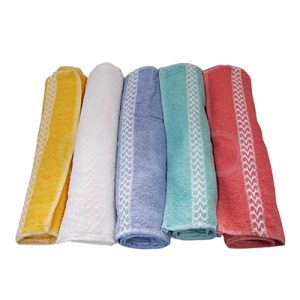 Toalla algodon colores 50x30cm H2oAkua. Muestra cinco toallas enrolladas, cada una de un color diferente. Los colores que se observan son amarillo, blanco, azul, verde y rojo, todas con un borde decorativo en color blanco con un diseño de zigzag o cenefa. Las toallas parecen estar confeccionadas en tejido tipo rizo, lo que les proporciona suavidad y buena capacidad de absorción. Este tipo de toalla es comúnmente utilizado en peluquerías, spas o centros de belleza para secar el cabello y proteger la ropa durante tratamientos.