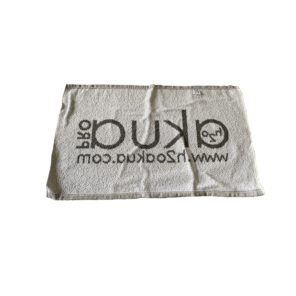 Toalla manicura algodon 50X30cm H2oAkua. Toalla rectangular de color negro, con el logotipo y la dirección web de la marca Akua Pro bordados en color blanco en el centro. El texto visible sobre la toalla dice “akua PRO www.h2oakua.com” y destaca la estética profesional y corporativa del producto, pensado para uso en salones de belleza, peluquerías o spas.