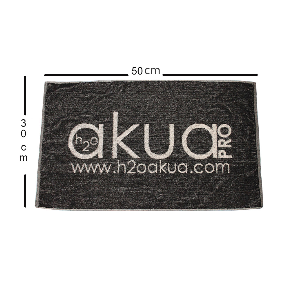 Toalla manicura algodon 50X30cm H2oAkua. Toalla rectangular de color negro, con el logotipo y la dirección web de la marca Akua Pro bordados en color blanco en el centro. El texto visible sobre la toalla dice “akua PRO www.h2oakua.com” y destaca la estética profesional y corporativa del producto, pensado para uso en salones de belleza, peluquerías o spas.