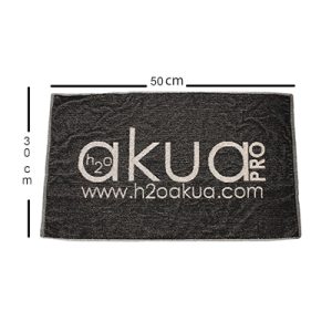 Toalla manicura algodon 50X30cm H2oAkua. Toalla rectangular de color negro, con el logotipo y la dirección web de la marca Akua Pro bordados en color blanco en el centro. El texto visible sobre la toalla dice “akua PRO www.h2oakua.com” y destaca la estética profesional y corporativa del producto, pensado para uso en salones de belleza, peluquerías o spas.