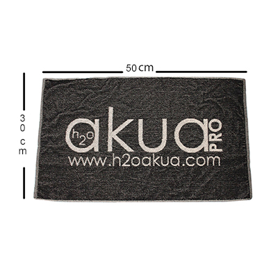 Toalla manicura algodon 50X30cm H2oAkua. Toalla rectangular de color negro, con el logotipo y la dirección web de la marca Akua Pro bordados en color blanco en el centro. El texto visible sobre la toalla dice “akua PRO www.h2oakua.com” y destaca la estética profesional y corporativa del producto, pensado para uso en salones de belleza, peluquerías o spas.