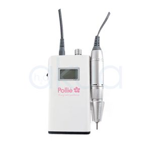 Torno profesional portátil Pocket Pollie 06695. Cuerpo rectangular compacto y portátil de color blanco con logo “Pollié” en la parte frontal, junto a un icono floral rosa. Pantalla digital en la parte superior frontal, que indica la velocidad o el estado de la batería. Dos conectores superiores: uno para el cable de alimentación/carga y otro para el manípulo. Manípulo metálico ergonómico acoplado lateralmente, indicado para un agarre cómodo y preciso. En el lateral parece incluir un clip para sujetar el manípulo durante el transporte o mientras no se usa. H2o Akua