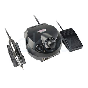 Torno profesional 30.000 RPM. T-30 Pollie. El dispositivo principal tiene forma ovalada y color negro mate, con una perilla central para controlar la velocidad y un botón de encendido/apagado en la parte frontal. A la derecha se observa un pedal rectangular de color negro, conectado por cable, que permite activar el aparato con el pie para mayor comodidad durante el trabajo. A la izquierda está el mango rotatorio o pieza de mano, en color metalizado plateado, también conectado al torno y apoyado sobre una base plástica negra. Esta pieza cuenta con diseño ergonómico y dimensiones compactas, optimizadas para precisión en el limado y esculpido de uñas. H2o Akua