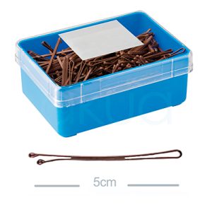 Caja 300 horquillas antideslizante marron clips 50mm 04522/69. Caja rectangular azul con tapa transparente que contiene una gran cantidad de horquillas metálicas de color marron mate. Una horquilla está colocada afuera de la caja, permitiendo observar mejor su forma: es alargada, de color marron mate, con extremos redondeados y diseño tradicional recto u ondulado.
