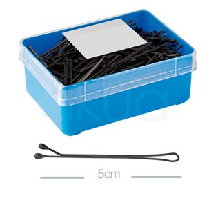 Caja 300 horquillas antideslizante negra clips 50mm 04522/50. Caja rectangular azul con tapa transparente que contiene una gran cantidad de horquillas metálicas de color negro, Una horquilla está colocada afuera de la caja, permitiendo observar mejor su forma: es alargada, de colornegro, con extremos redondeados y diseño tradicional recto u ondulado.