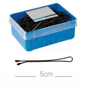 Caja 300 horquillas negra clips 50mm H2oAkua 01604/50. Caja rectangular azul con tapa transparente que contiene una gran cantidad de horquillas metálicas de color negro, Una horquilla está colocada afuera de la caja, permitiendo observar mejor su forma: es alargada, de colornegro, con extremos redondeados y diseño tradicional recto u ondulado.