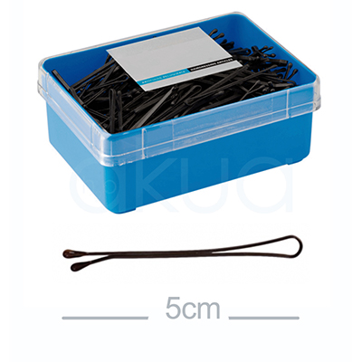Caja 300 horquillas negra clips 50mm H2oAkua 01604/50. Caja rectangular azul con tapa transparente que contiene una gran cantidad de horquillas metálicas de color negro, Una horquilla está colocada afuera de la caja, permitiendo observar mejor su forma: es alargada, de colornegro, con extremos redondeados y diseño tradicional recto u ondulado.