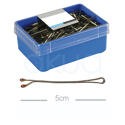 Caja 300 horquillas rubia clips 50mm H2oAkua 01604. Caja rectangular azul con tapa transparente que contiene una gran cantidad de horquillas metálicas de color bronce o dorado, Una horquilla está colocada afuera de la caja, permitiendo observar mejor su forma: es alargada, de color bronce o dorado, con extremos redondeados y diseño tradicional recto u ondulado.