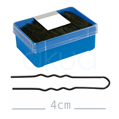 Caja 500 horquillas invisible negra 40mm 04087/50. Caja rectangular azul con tapa transparente que contiene una gran cantidad de horquillas metálicas de color negro. Una horquilla está colocada afuera de la caja, permitiendo observar mejor su forma: es alargada, de color negro, con extremos redondeados y diseño tradicional recto u ondulado.
