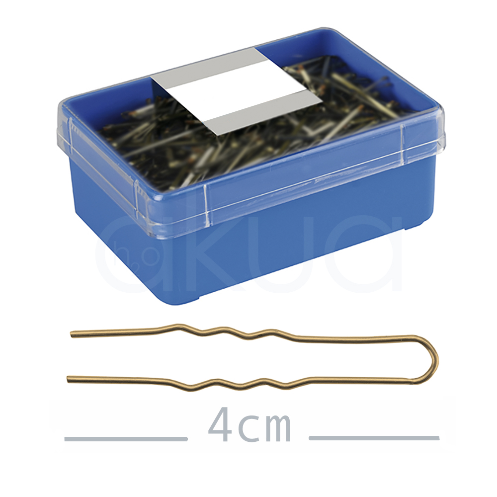 Caja 500 horquillas invisible rubia 40mm H2oAkua 04087. Caja rectangular azul con tapa transparente que contiene una gran cantidad de horquillas metálicas de color dorado. Una horquilla está colocada afuera de la caja, permitiendo observar mejor su forma: es alargada, de color dorado con extremos redondeados y diseño tradicional recto u ondulado.
