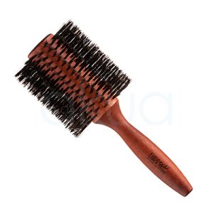 Cepillo redondo madera 38mm mezcla jabalí 00588. Hecho de madera con cerdas en mezcla de jabalí. Este cepillo tiene un diseño clásico de mango ergonómico y cerdas densamente distribuidas, para dar forma, volumen y pulido a cabellos medios o largos. H2o Akua