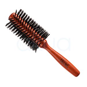 Cepillo redondo madera 24mm mezcla jabalí 01594. Hecho de madera con cerdas en mezcla de jabalí. Este cepillo tiene un diseño clásico de mango ergonómico y cerdas densamente distribuidas, para dar forma, volumen y pulido a cabellos medios o largos.H2o Akua