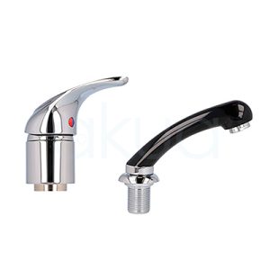 Conjunto monomando y ducha lavacabezas 07618. La imagen muestra un conjunto de recambio compuesto por un monomando cromado y una ducha para lavacabezas. El monomando (a la izquierda) tiene acabado metálico brillante y una palanca ergonómica para regular de forma precisa el flujo y la temperatura del agua. La ducha (a la derecha) es de color negro con detalles cromados, diseñada para encajar en la cubeta del lavacabezas y facilitar el lavado dirigido del cabello. H2o Akua