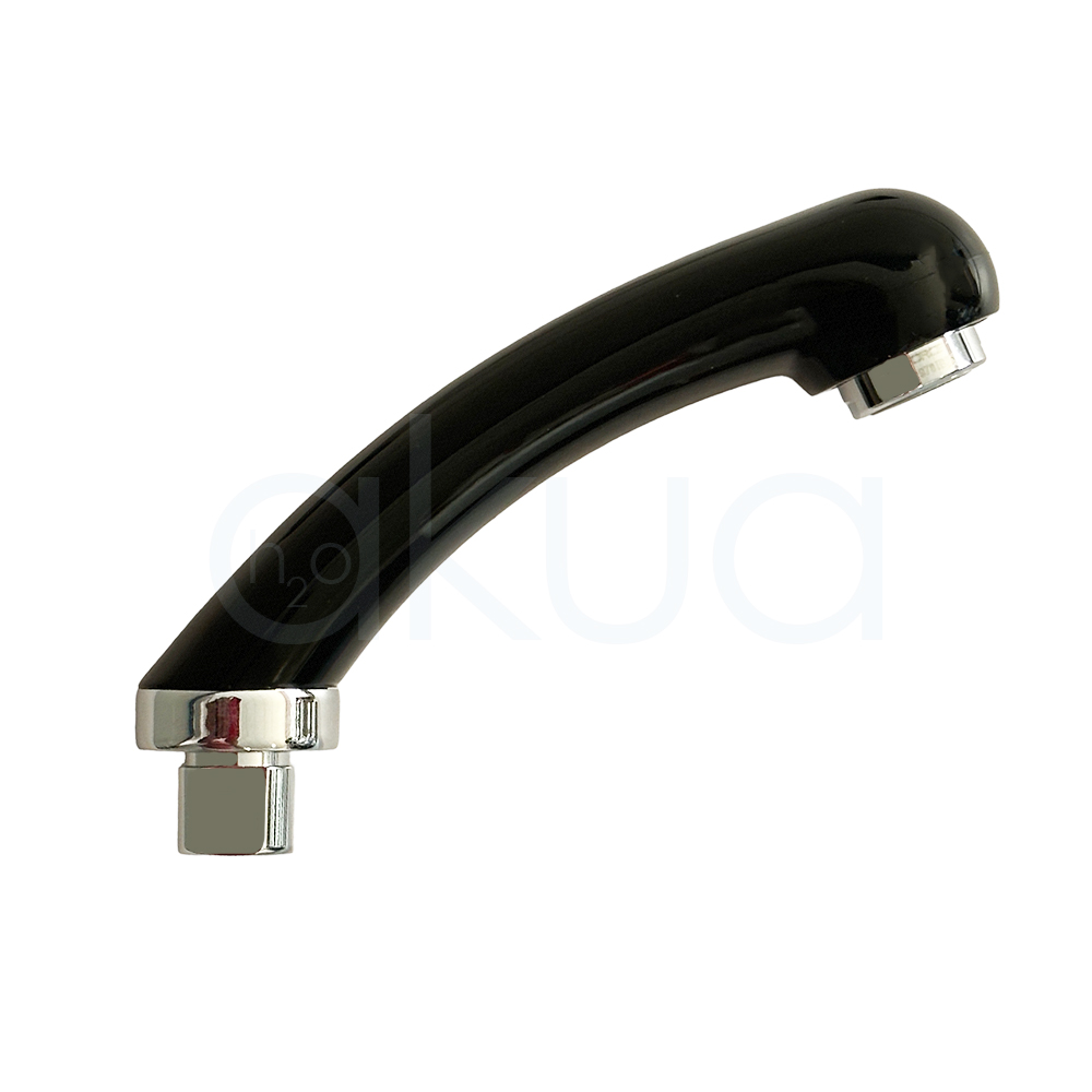 Ducha repuesto lavacabezas negro H2oAkua. La imagen muestra una ducha (cabezal o mango) de repuesto para lavacabezas, en acabado negro brillante con detalles metálicos cromados en los extremos. Este recambio se utiliza en lavacabezas de peluquería para dirigir y controlar el flujo de agua durante el lavado del cabello.