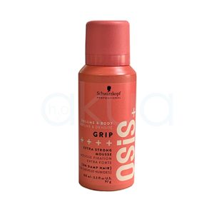 Espuma fijacion fuerte Grip Osis 100ml. Todo el cuerpo del envase es de un tono rosa salmón, que le da un aspecto moderno y llamativo. El texto principal están impresas en blanco, lo que contrasta y resalta sobre el fondo rosa. El logotipo de la marca “Schwarzkopf Professional” aparece en negro, situado cerca de la parte superior del envase. Otros textos e indicaciones, como el nivel de fijación y el modo de uso, también están en blanco. H2o Akua