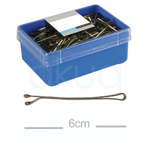 Caja 200 horquillas rubia 60mm H2oAkua 01606. Caja rectangular azul con tapa transparente, llena de horquillas metálicas para el pelo. Una horquilla está colocada afuera de la caja, permitiendo observar mejor su forma: es alargada, de color bronce, con extremos redondeados y diseño tradicional recto u ondulado.