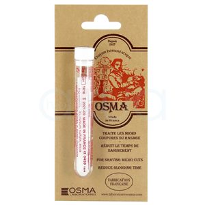 Lapiz hemostatico cortasangre Osma 12gr. El producto viene en un blister de cartón con diseño clásico en tonos marrón y detalles en rojo, donde se presenta el lápiz de alumbre dentro de un pequeño tubo transparente, acompañado de su tapa blanca. El envase resalta que es “Fabrication Française” y está especialmente formulado para tratar microcortes producidos por el afeitado, ayudando a reducir el sangrado y acelerar la cicatrización. H2o Akua