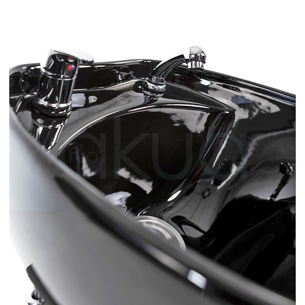 Lavacabezas Rustik negro H2oAkua. La imagen muestra un lavacabezas de peluquería moderno, compuesto por un sillón tapizado en color negro con apoyabrazos anchos y estructura lateral de aspecto madera. En la parte superior, integrado al respaldo, se encuentra una cubeta o pila de lavado de cerámica negra diseñada para lavar el cabello de los clientes.