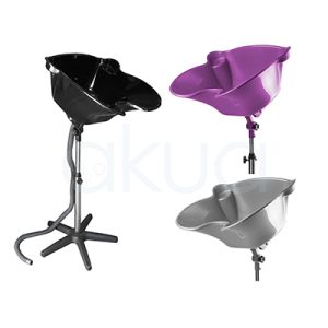 Lavacabezas portatil basculante Outlet. La imagen muestra tres lavacabezas portátiles de peluquería, cada uno en un color diferente: negro, lila y gris. El modelo negro está completamente montado sobre una base de cinco patas tipo estrella, con tubo de desagüe y soporte regulable en altura. H2o Akua