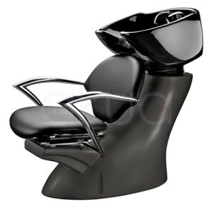 Lavacabezas strangiss con sillon negro H2oAkua. La imagen muestra un lavacabezas profesional de peluquería. El diseño combina un asiento y respaldo acolchados en color negro, apoyabrazos metálicos cromados de doble barra y una base robusta de material plástico o fibra también en negro mate. Sobre el respaldo está integrada una cubeta de lavado de cerámica negra de gran tamaño, destinada al lavado del cabello.