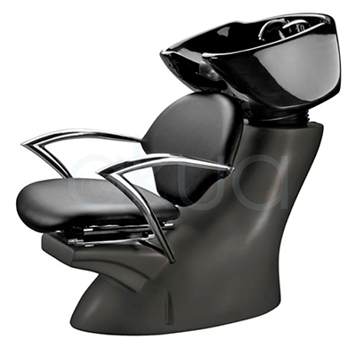 Lavacabezas strangiss con sillon negro H2oAkua. La imagen muestra un lavacabezas profesional de peluquería. El diseño combina un asiento y respaldo acolchados en color negro, apoyabrazos metálicos cromados de doble barra y una base robusta de material plástico o fibra también en negro mate. Sobre el respaldo está integrada una cubeta de lavado de cerámica negra de gran tamaño, destinada al lavado del cabello.
