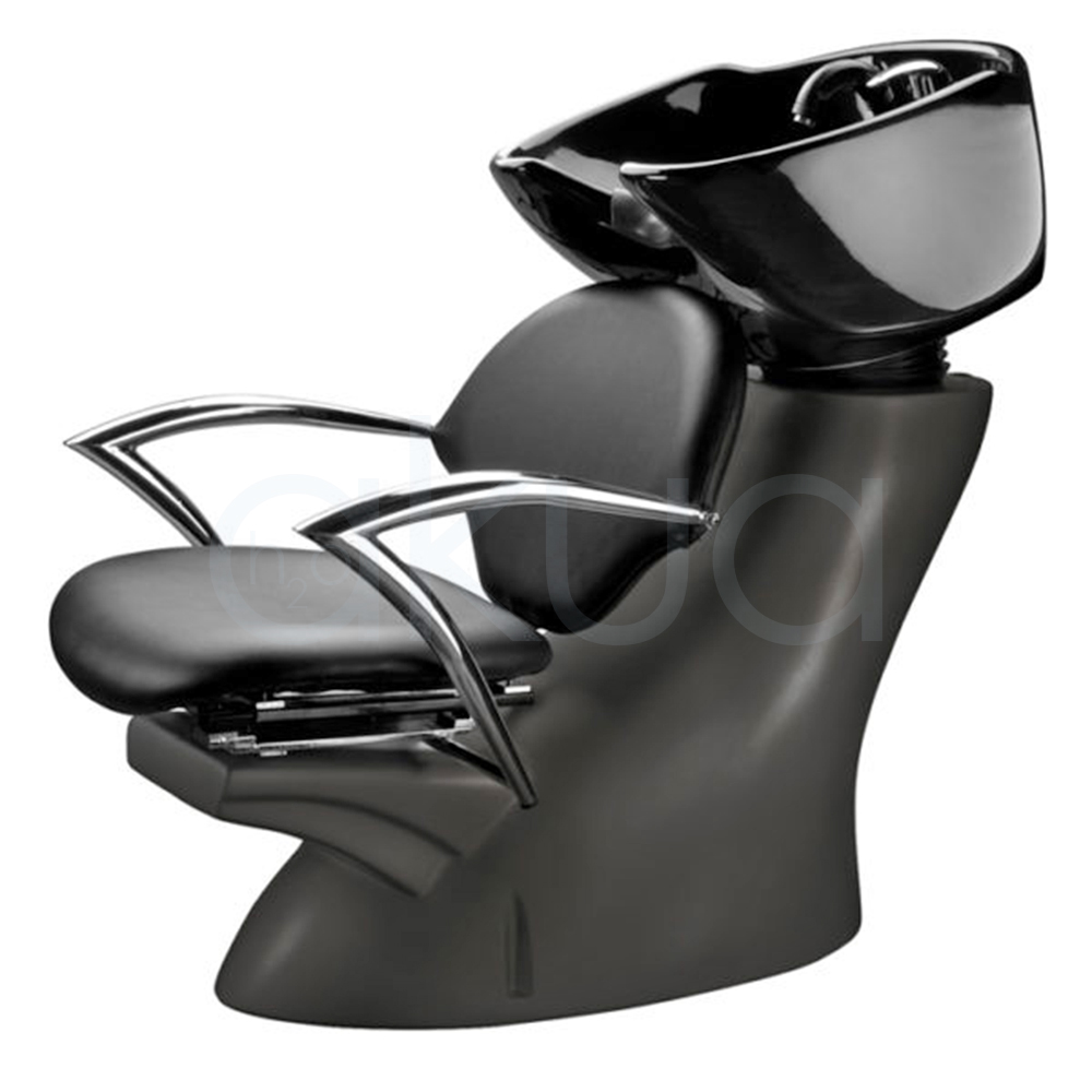 Lavacabezas strangiss con sillon negro H2oAkua. La imagen muestra un lavacabezas profesional de peluquería. El diseño combina un asiento y respaldo acolchados en color negro, apoyabrazos metálicos cromados de doble barra y una base robusta de material plástico o fibra también en negro mate. Sobre el respaldo está integrada una cubeta de lavado de cerámica negra de gran tamaño, destinada al lavado del cabello.