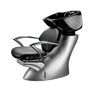 Lavacabezas strangiss plata con sillon negro H2oAkua. La imagen muestra un lavacabezas profesional de peluquería. El diseño combina un asiento y respaldo acolchados en color negro, apoyabrazos metálicos cromados de doble barra y una base robusta de material fibra en color plata. Sobre el respaldo está integrada una cubeta de lavado de cerámica negra de gran tamaño, destinada al lavado del cabello.
