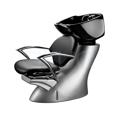 Lavacabezas strangiss plata con sillon negro H2oAkua. La imagen muestra un lavacabezas profesional de peluquería. El diseño combina un asiento y respaldo acolchados en color negro, apoyabrazos metálicos cromados de doble barra y una base robusta de material fibra en color plata. Sobre el respaldo está integrada una cubeta de lavado de cerámica negra de gran tamaño, destinada al lavado del cabello.