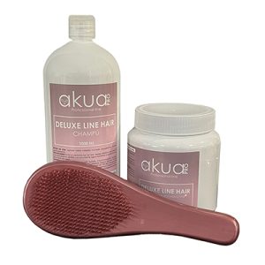 Lote champu, mascarilla y cepillo Deluxe H2oAkua. Lote de productos capilares de la línea Deluxe Line Hair de la marca H2oAkua. Está compuesto por un champú en formato botella de 1000 ml, una mascarilla reparadora en tarro de 850 ml y un cepillo desenredante de diseño ergonómico y púas flexibles, ideal para todo tipo de cabellos.