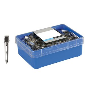 Caja 120 pinzas rulo mediana acero H2oAkua. Caja rectangular de plástico azul con tapa transparente. Dentro de la caja hay una gran cantidad de piezas metálicas pequeñas, que parecen ser grapas o clips metálicos organizados a granel.