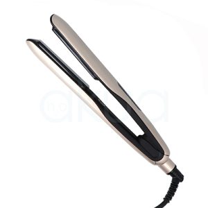 Plancha cerámica-turmalina Deluxe Eurostil 07893. El diseño es moderno y estilizado, con acabado exterior en color dorado mate y detalles en negro. Sus placas son rectangulares y de tamaño estándar, perfectamente pulidas y alineadas para garantizar un alisado eficiente y uniforme. La parte inferior presenta el cable de alimentación con refuerzo giratorio para facilitar su uso en trabajos técnicos y prolongados en salones o en casa. Esta herramienta eléctrica está diseñada para alisar, modelar, o realizar ondas y estilos variados en el cabello. H2o Akua